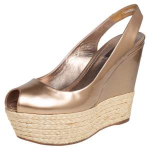 مملوكة مسبقًا Louis Vuitton Gold Patent Leather Lagoon Raffia Wedge Slingback Sandals Size 38