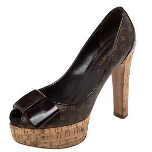 مملوكة مسبقًا حذاء كعب عالي لوي فيتون ريفولي جلد لامع وكانفاس بني مونوغرامي مقدمة مفتوحة مقاس 37