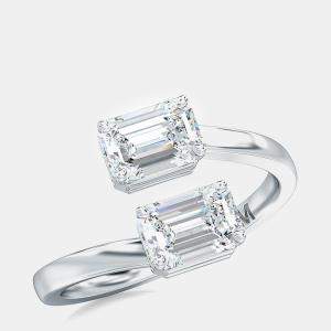 Pre Owned خاتم سوليتير من الأحجار الكريمة 14 قيراط بقطع زمردي بحجرين بشكل جانبي (7/8 إجمالي القيراط)