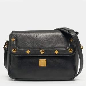 Pre Owned حقيبة كتف بتصميم مغطاة بشعارات فضفاضة ومزينة بمسامير جلدية سوداء من أم سي أم