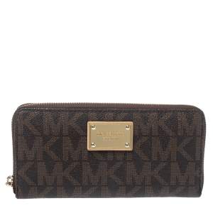مملوكة مسبقًا Michael Kors Brown Signature Coated Canvas Zip Around Wallet