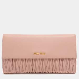 مملوكة مسبقًا محفظة ميو ميو كونتينيتال جلد ماتيلاس وردي