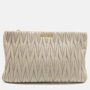 مملوكة مسبقًا Miu Miu Grey Matelasse Leather Clutch