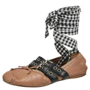 Pre Owned حذاء باليرينا فلات ميو ميو إبزيم جلد بيج مقاس 37