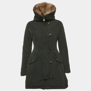 مملوكة مسبقًا جاكيت مونكلر منفوش أسود بفرو حقيقي صناعي مقاس صغير جدًا (إكس سمول)