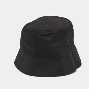 مملوكة مسبقًا Prada Black Re-Nylon Bucket Hat S