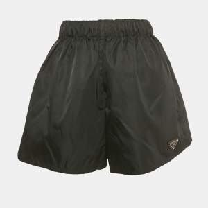 مملوكة مسبقًا Prada Black Triangle Enamel Logo Re-Nylon Shorts S