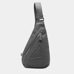 مملوكة مسبقًا Prada Grey Vitello Daino Logo Embossed Sling Bag