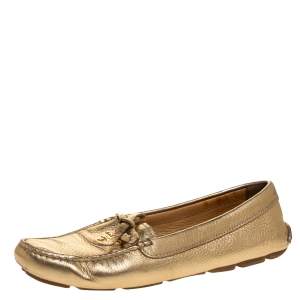 حذاء لوفرز برادا سليب أون و مزين بفيونكة جلد ذهبي ميتاليك مقاس 37.5