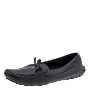 مملوكة مسبقًا Prada Black Leather Bow Logo Embellished Slip On Loafers Size 39