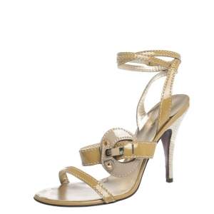 مملوكة مسبقًا Roberto Cavalli Beige/Offwhite Patent And Raffia Buckle Embellished Ankle Wrap Sandals Size 39