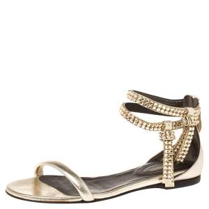 مملوكة مسبقًا صندل فلات روبرتو كافالي مزخرف كريستال و سير كاحل جلد ذهبي مقاس 36