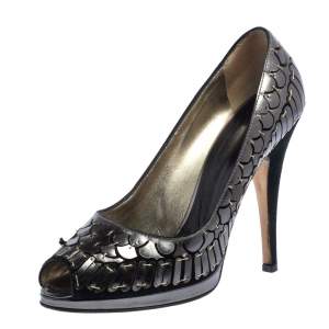 Pre Owned حذاء كعب عالي روبرتو كافالي مزخرف مقدمة مفتوحة زخرفة حرشفة جلد السمكة و سويدي ذهبي أسود مقاس 40