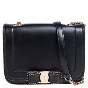 Pre Owned Salvatore Ferragamo Black Leather Vara RW Flap Shoulder Bag