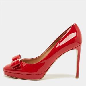 مملوكة مسبقًا Salvatore Ferragamo Osimo Size 38 Red Patent Leather Vara Bow Pumps