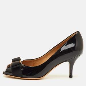 مملوكة مسبقًا Salvatore Ferragamo Vara Bow Size 35.5 Black Patent Leather Peep Toe Pumps
