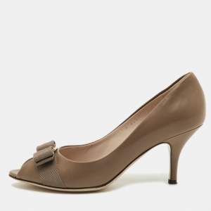 مملوكة مسبقًا Salvatore Ferragamo Vara Bow Size 37.5 Brown Leather Vara Bow Peep Toe Pumps