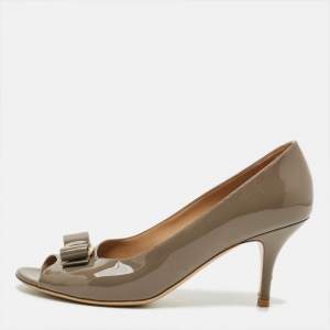 مملوكة مسبقًا Salvatore Ferragamo Vara Bow Size 40.5 Brown Patent Leather Peep Toe Pumps