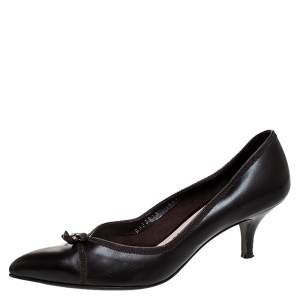 مملوكة مسبقًا Salvatore Ferragamo Dark Brown Leather Bow Kitten Heel Pumps Size 38.5