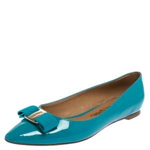 مملوكة مسبقًا Salvatore Ferragamo Blue Patent Leather Vara Bow Flats Size 39