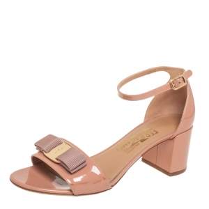 مملوكة مسبقًا Salvatore Ferragamo Nude Pink  Patent Vara Bow Ankle Strap Sandals Size 37.5