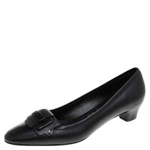 Pre Owned Salvatore Ferragamo Black Leather Metal Logo Pumps Size 38.5