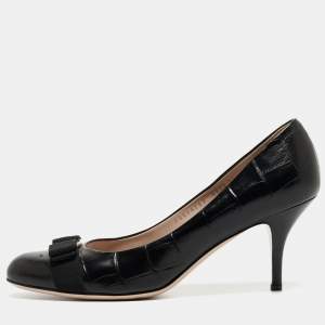 مملوكة مسبقًا Salvatore Ferragamo Black Embossed Crocodile Vara Bow Pumps Size 41.5 