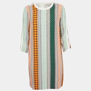 مملوكة مسبقًا فستان ساندرو متعدد الألوان بطبعة ساتان بأكتاف مكشوفة قصير كبير الحجم