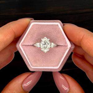 Pre Owned خاتم ماس مُنتَج في المختبر بوزن 2.5 قيراط بقطع ماركيز مصنوع من الذهب الأبيض عيار 14 بمقاس 7.