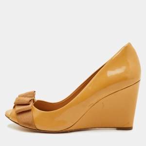 Pre Owned حذاء كعب عالي توري برش ترودي جلد بيج لامع مقدمة مفتوحة كعب روكي مقاس 38.5