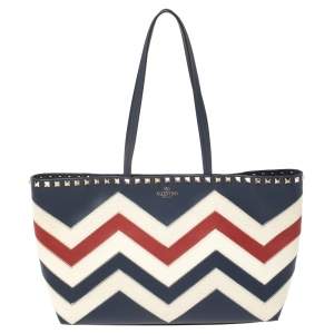 مملوكة مسبقًا Valentino Tri Color Chevron Leather and Canvas Small Rockstud Motif Shopper Tote