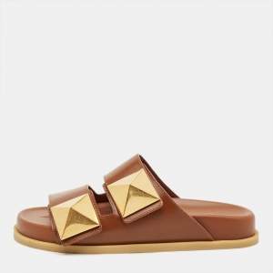 مملوكة مسبقًا Valentino Brown Leather Roman Stud Flat Slides Size 36