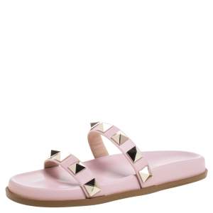 مملوكة مسبقًا صندل سلايد فلات فالنتينو مرصع روكستد جلد وردي مقاس 38