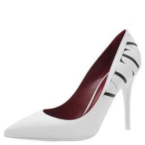 Pre Owned حذاء كعب عالي فالنتينو جلد أبيض VLTN مقدمة مدببة مقاس 38