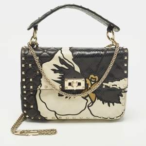 مملوكة مسبقًا حقيبة كروس بودي فالنتينو روكستد مزينة بالورود جلد أسود/عاجي بزخارف جلد الثعبان