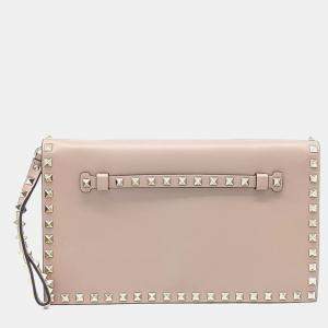 مملوكة مسبقًا Valentino Pink Leather Rockstud Clutch