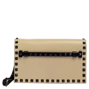 مملوكة مسبقًا Valentino Cream/Black Leather Rockstud Wristlet Clutch
