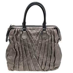 مملوكة مسبقًا حقيبة يد فالنتينو شوبر ميزون بطيات جلد رصاصي