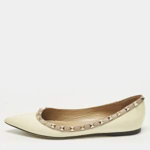 مملوكة مسبقًا Valentino Rockstud Size 37.5 Cream Leather and Patent Leather Ballet Flats