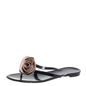 مملوكة مسبقًا صندل إصبع فالنتينو بوردة جيلي أسود مقاس 40