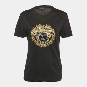 مملوكة مسبقًا تي شيرت جياني فيرساتشي جيرسي بتفاصيل شعار جرافيكي أسود مقاس صغير