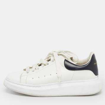 مملوكة مسبقًا حذاء رياضي ألكساندر ماكوين جلد أبيض / ذهبي كبير الحجم مقاس 35.5