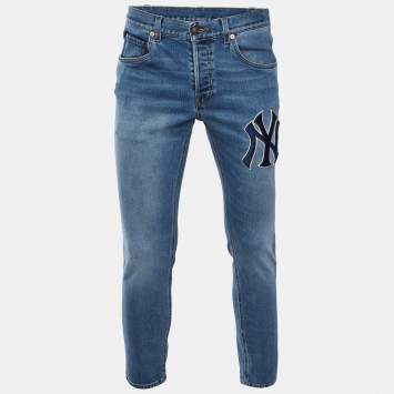 Pre Owned بنطلون جينز غوتشي قصير بخصر متوسط وواسع بطبعة NY Yankees رقعة قماش دنيم مغسول أزرق خصر 32 مقاس كبير/متوسط