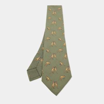 ممل�وكة مسبقًا Hermes Olive Green/Beige Boxing Kangaroo Print Silk Classic Tie