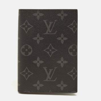 مملوكة مسبقًا Louis Vuitton Passport Cover Monogram Eclipse Canvas 