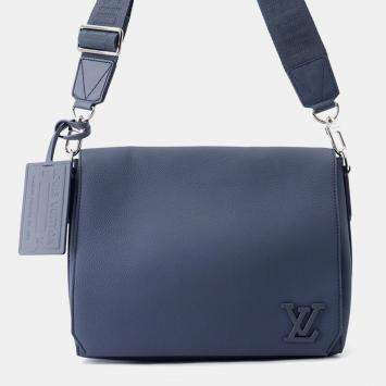 مملوكة مسبقًا Louis Vuitton Takeoff Messenger M23709 Navy Blue Taurillon Leather Messenger Bag