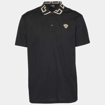 مملوكة مسبقًا تي شيرت فيرساتشي أسود بيك قطن بياقة جريكا مقاس ضخ م جداً