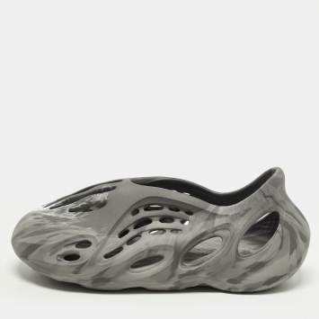 مملوكة مسبقًا حذاء رياضي ييزي x أديداس رمادي/كريمي رغوي MXT مون غراي مقاس 41