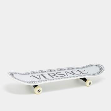 Pre Owned ألواح تزلج خشبية مطبوعة بشعار أبيض/أسود من فيرساتشي