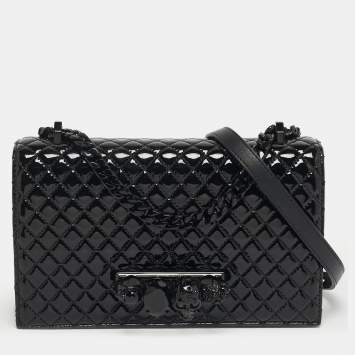 مملوكة مسبقًا Alexander McQueen Black Quilted Patent Leather Four Ring Skull Shoulder Bag